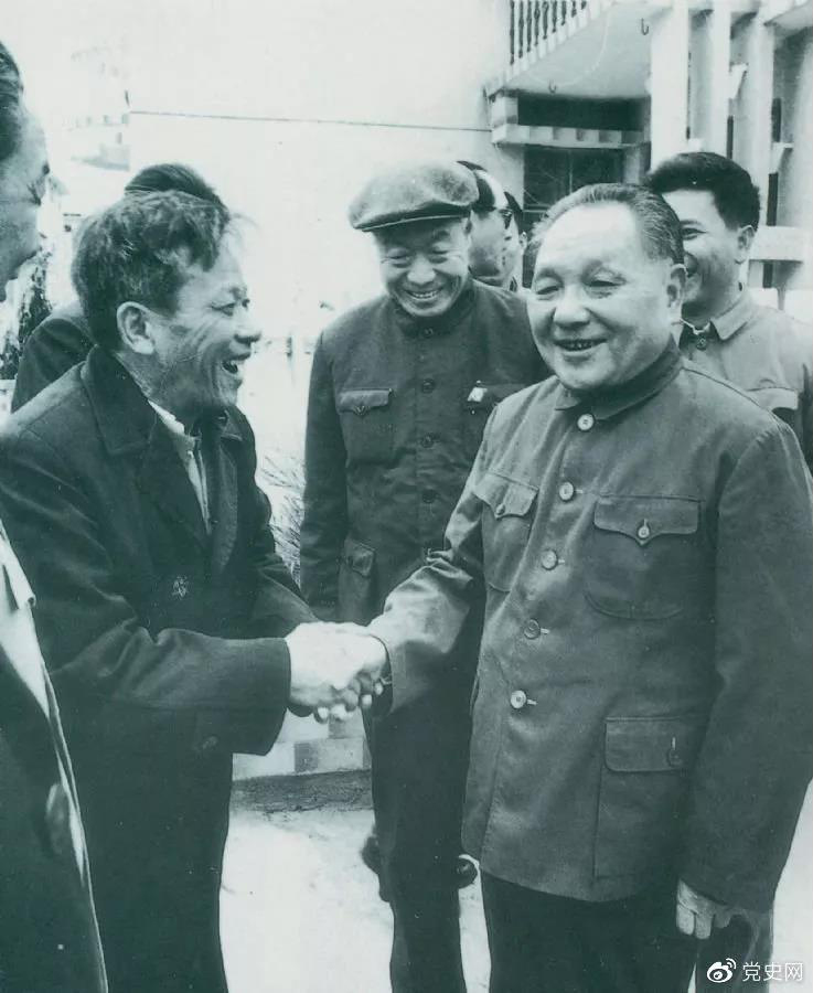 1984年1月25日,邓小平在深圳经济特区走访渔民新村。