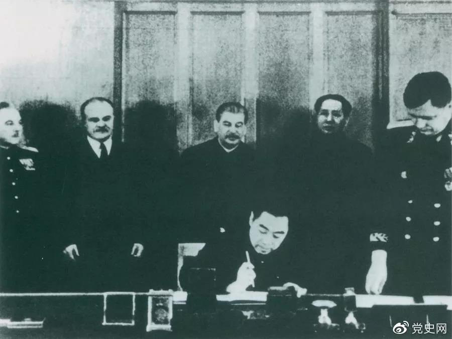 1950年2月14日,毛泽东与斯大林出席在克里姆林宫举行的《中苏友好同盟互助条约》签字仪式。