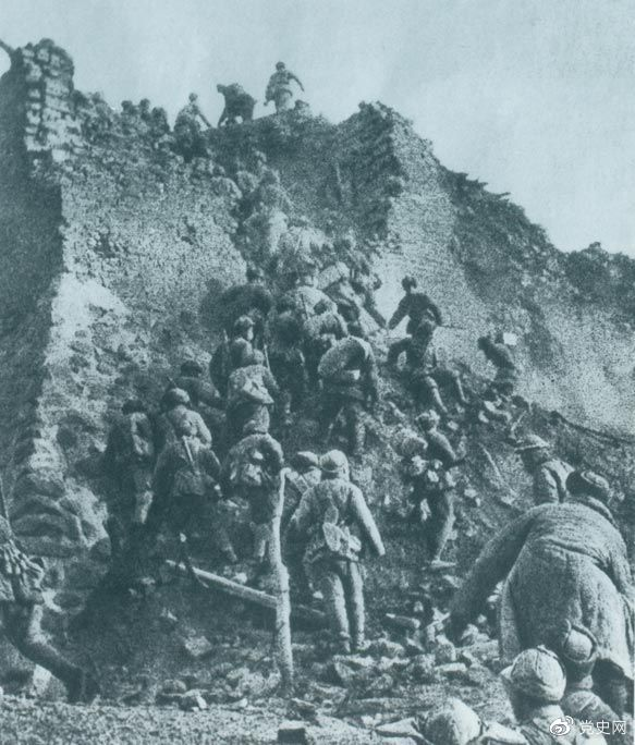 1948年12月,人民解放军向新保安守敌发起攻击。这是解放军战士登上新保安城头。